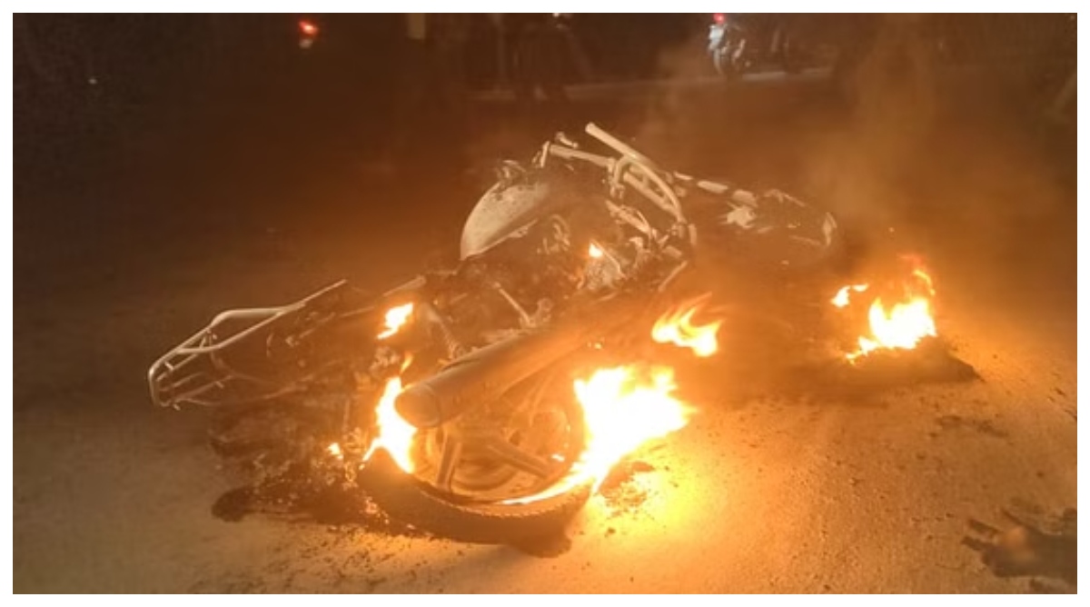 Photo of Bihar News: दो बाइक में हुई जोरदार टक्कर, तेल रिसाव से बाइक में लगी आग, जिंदा जला युवक