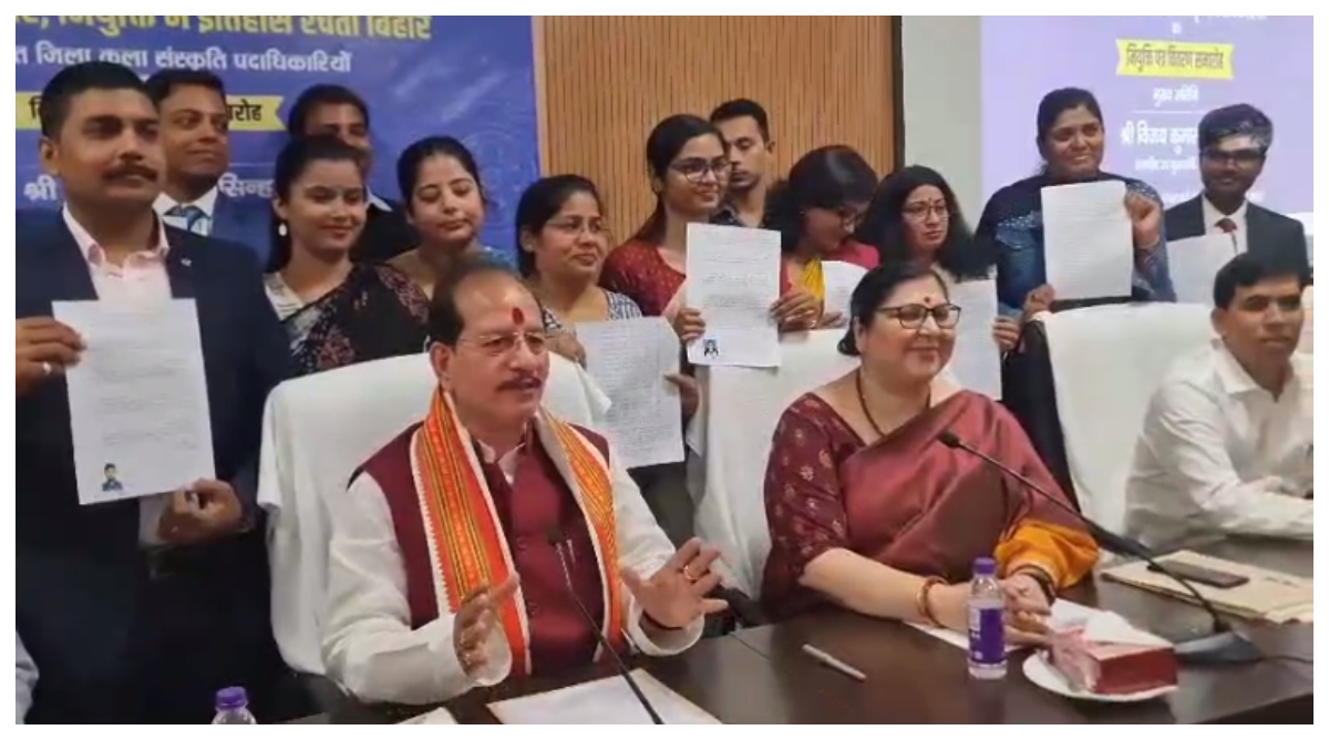 Photo of Bihar News: डिप्टी सीएम विजय कुमार सिन्हा ने सौंपे 37 नव नियुक्त जिला कला संस्कृति पदाधिकारियों को नियुक्ति पत्र