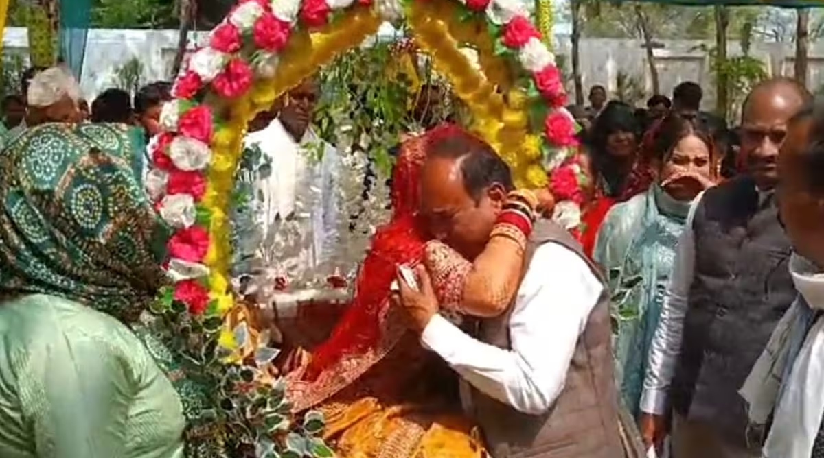 Photo of Hamirpur: भाजपा नेता ने बैलगाड़ी में बेटी की विदाई, अनोखी शादी देखने उमड़ी भीड़