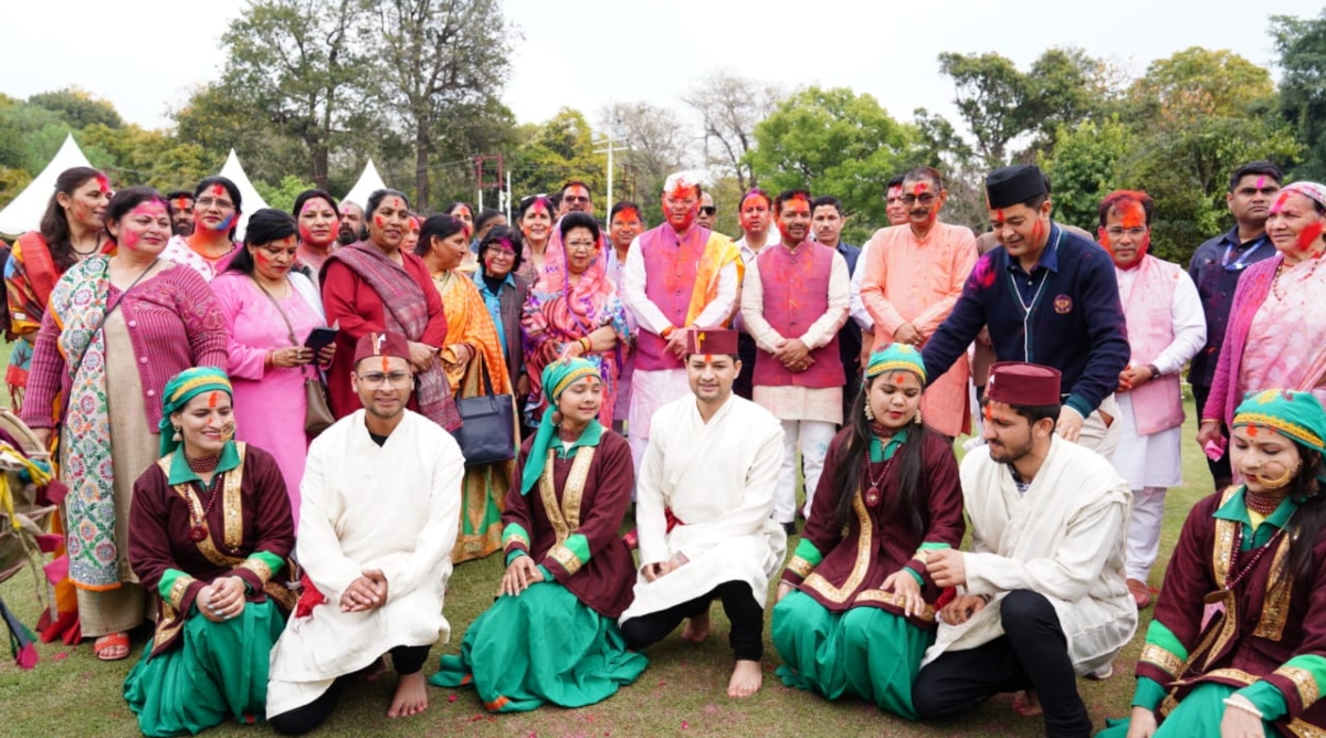 Photo of Holi 2024: मुख्यमंत्री आवास परिसर में होली की धूम, सीएम धामी ने अबीर-ग़ुलाल लगाते हुए दी होली की शुभकामनायें