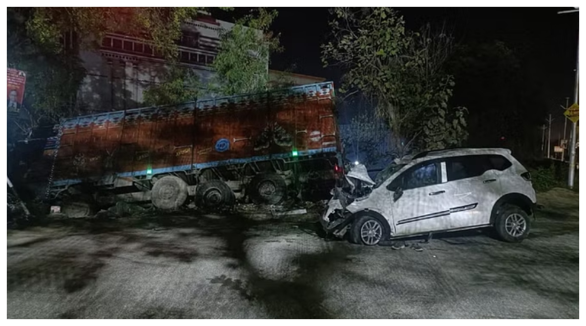 Photo of Jaunpur News: जौनपुर में हुई कार और ट्रक के बीच जबरदस्त भिडंत, 6 की मौत, 3 घायल