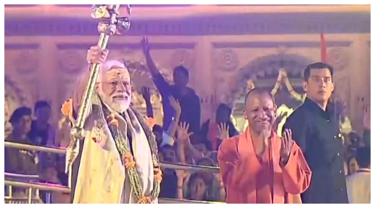 Photo of PM Modi: शनिवार को पीएम मोदी ने किया काशी का दौरा, CM योगी ने एयरपोर्ट पर किया स्वागत