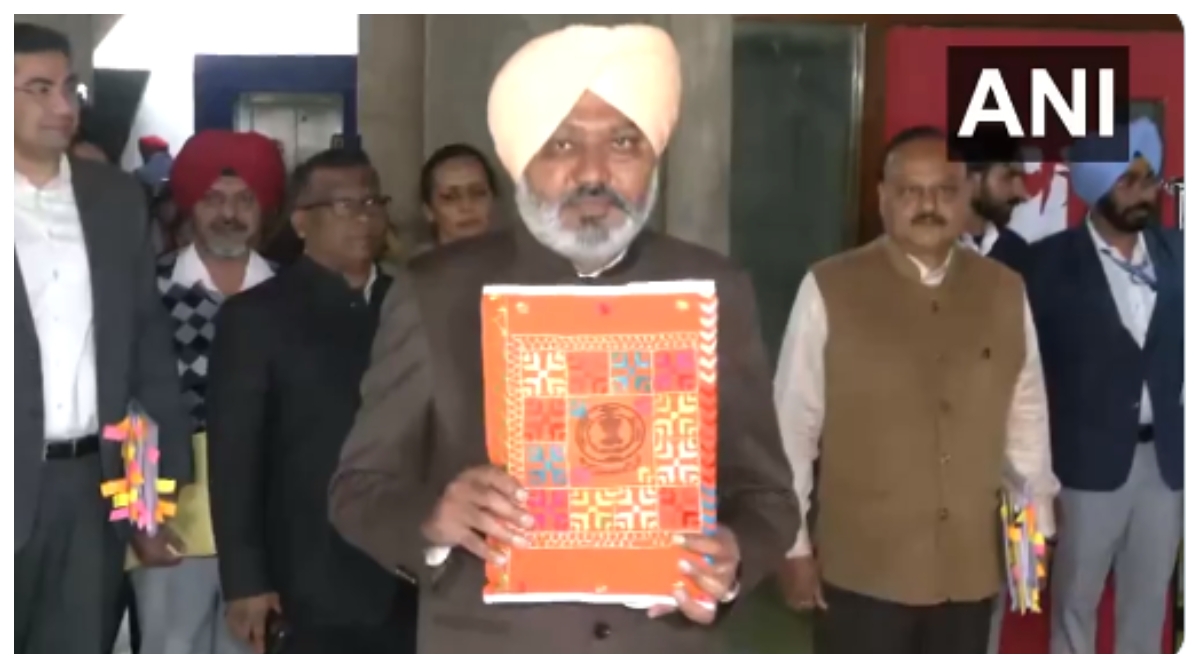Photo of Punjab Budget 2024-25: विधानसभा में 2.04 लाख करोड़ का बजट पेश, यहां देखें हर अपडेट