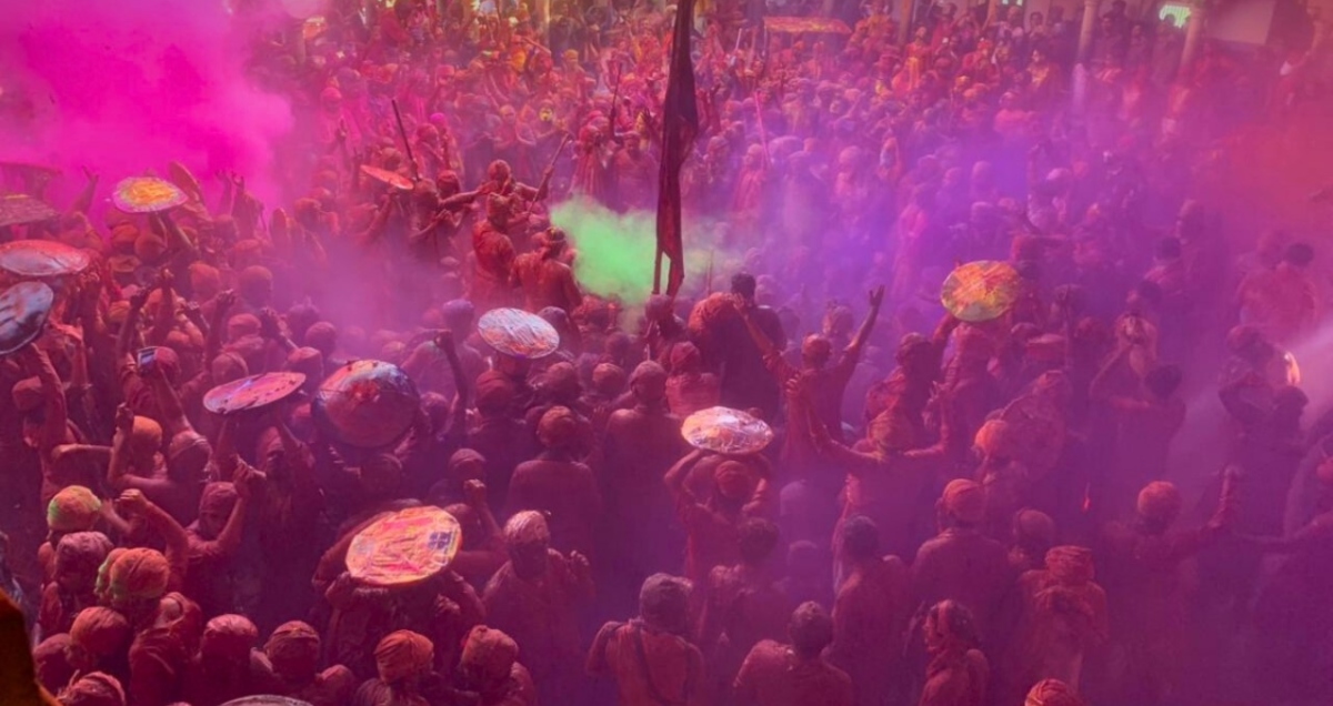 Photo of Rangotsav 2024: हुरियारों पर बरसीं प्रेम रस से भीगीं लाठियां, बरसाना की लट्ठमार होली देखने देश- विदेश से उमड़े श्रद्धालु