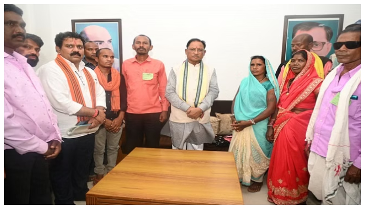 Photo of CM Vishnudev Sai से मिला मृतक साधराम यादव का परिवार