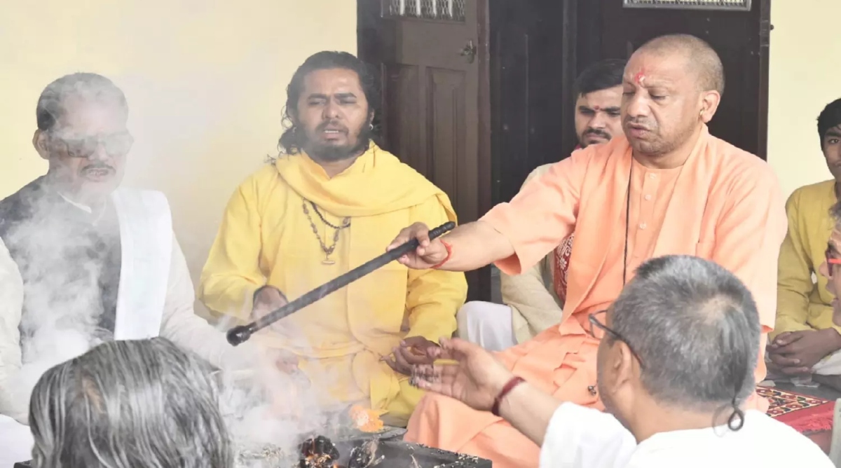 Photo of UP News: होलिका भस्म की पूजा कर CM Yogi ने गोरखपुर में मनाई होली