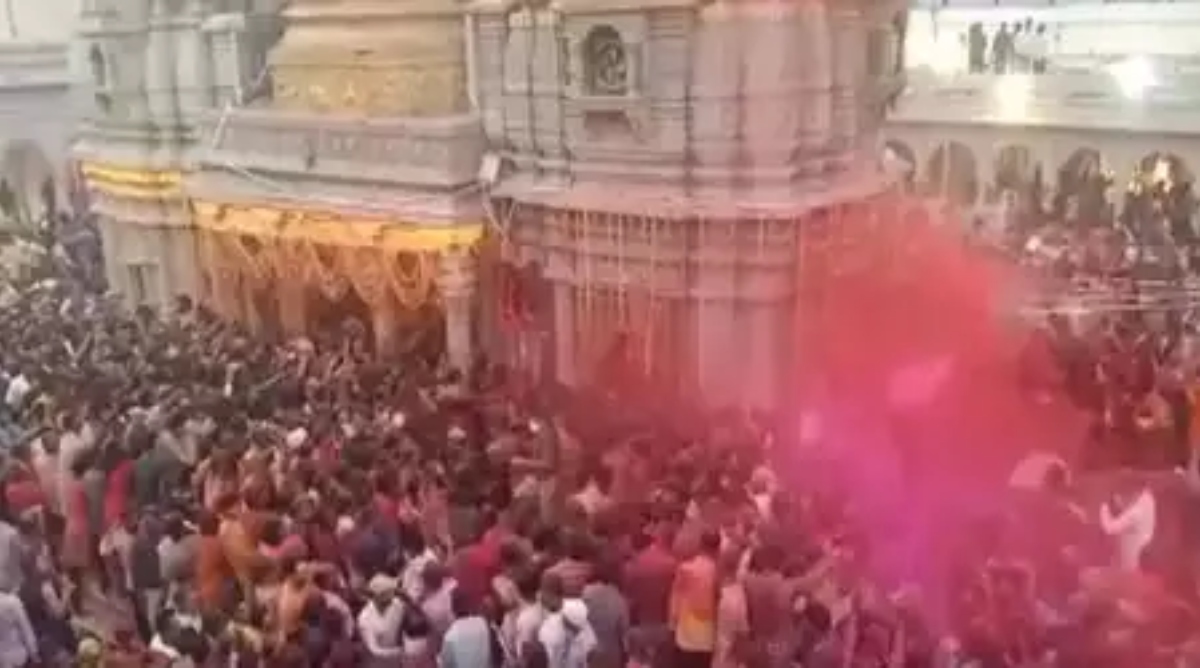 Photo of Varanasi: होली के रंग में सराबोर हुई काशी, गंगा घाट पर जोगीरा सा-रा-रा