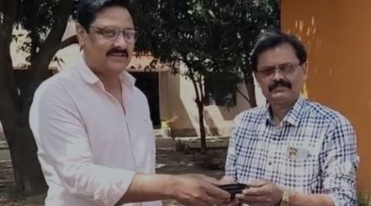 Photo of पुलिस कर्मी ने पेश की ईमानदारी की मिसाल, हर कोई कर रहा तारीफ़
