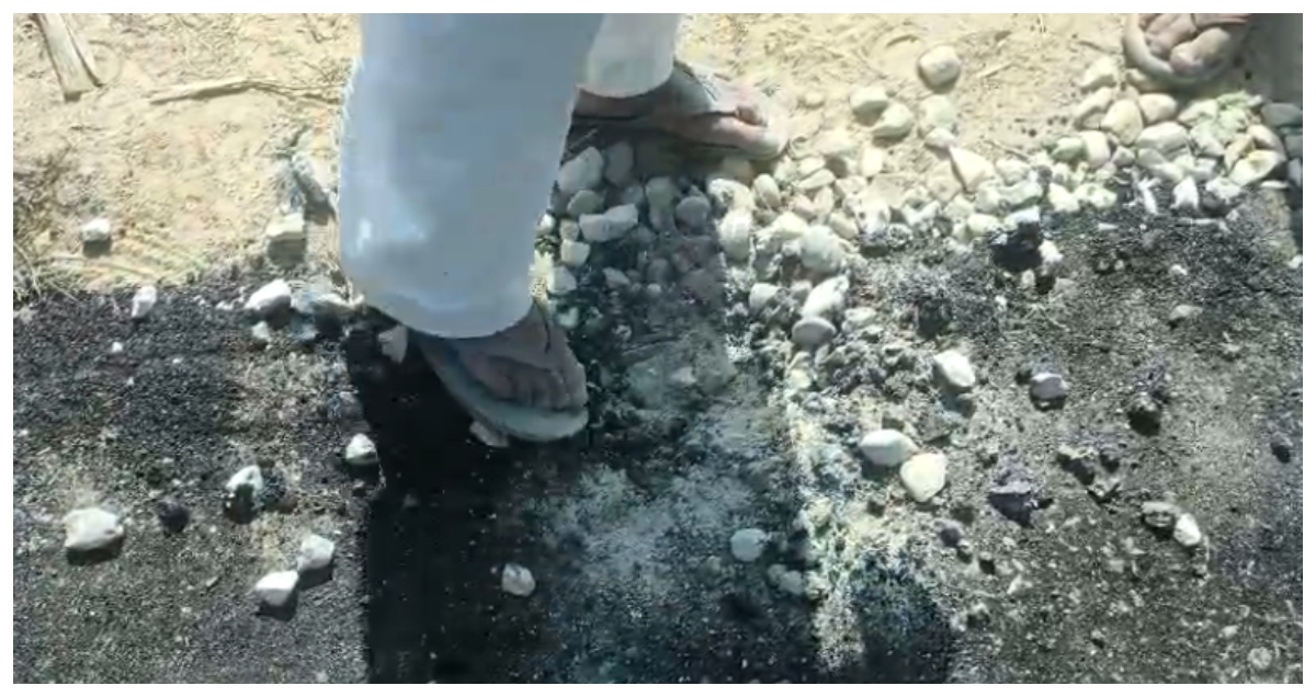 Photo of Shamli: पैर से ही उखाड़ डाली ग्रामीणों ने बनाई गई सड़क, निर्माण में भ्रष्टाचार 