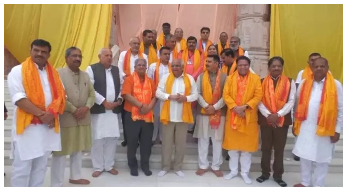 Photo of Ayodhya: गुजरात के CM समेत कैबिनेट मंत्रियों ने अयोध्या में राम लला के किये दर्शन