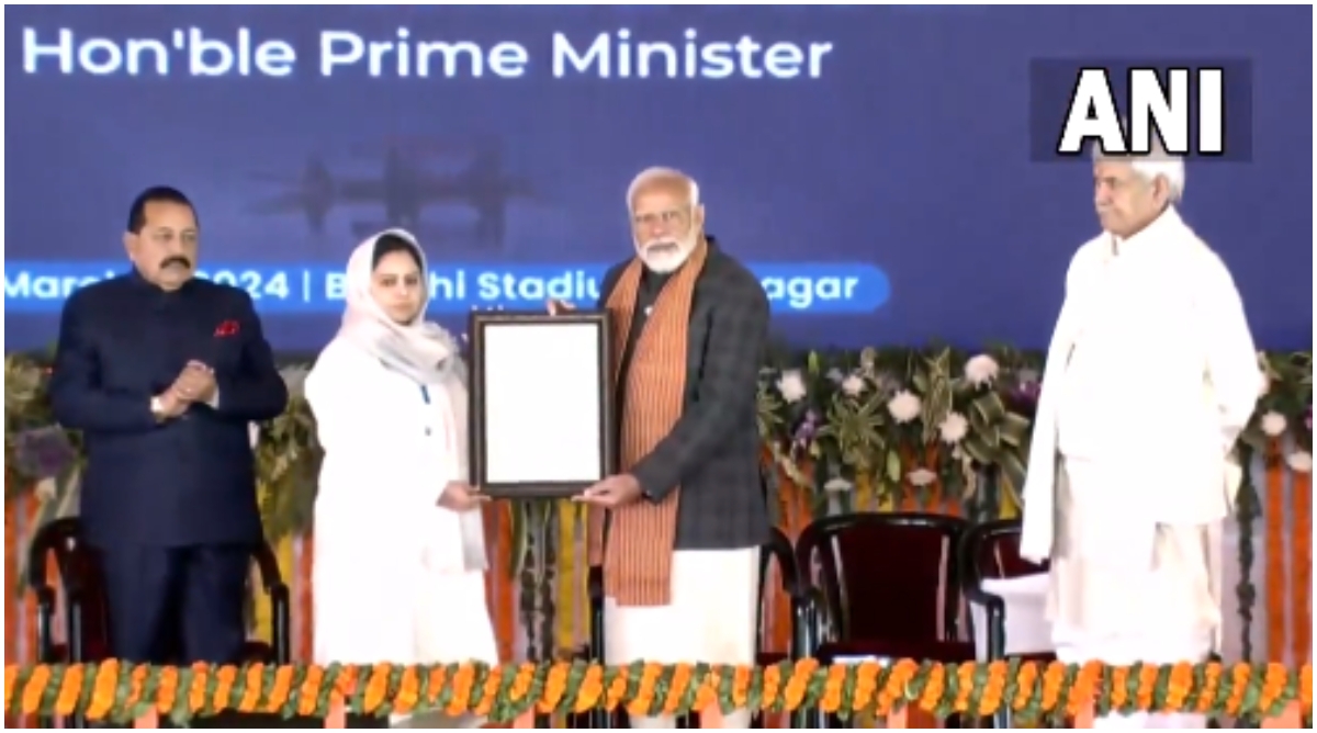 Photo of ‘विकसित भारत, विकसित जम्मू-कश्मीर’ कार्यक्रम में शामिल हुए PM, शहीद जवानों के परिवार के युवाओं को बांटे नियुक्ति पत्र