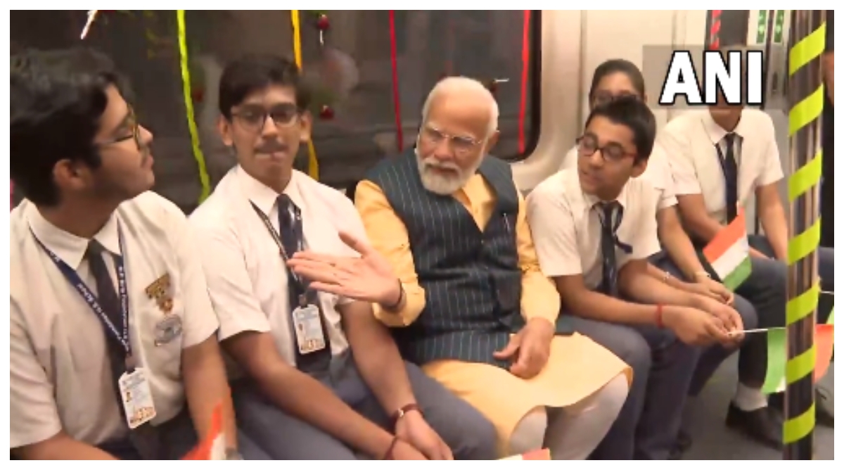 Photo of पहली अंडरवाटर मेट्रो रेल में PM Modi ने की यात्रा, प्रधानमंत्री को देखने के लिए जनता का उमड़ा हुजूम