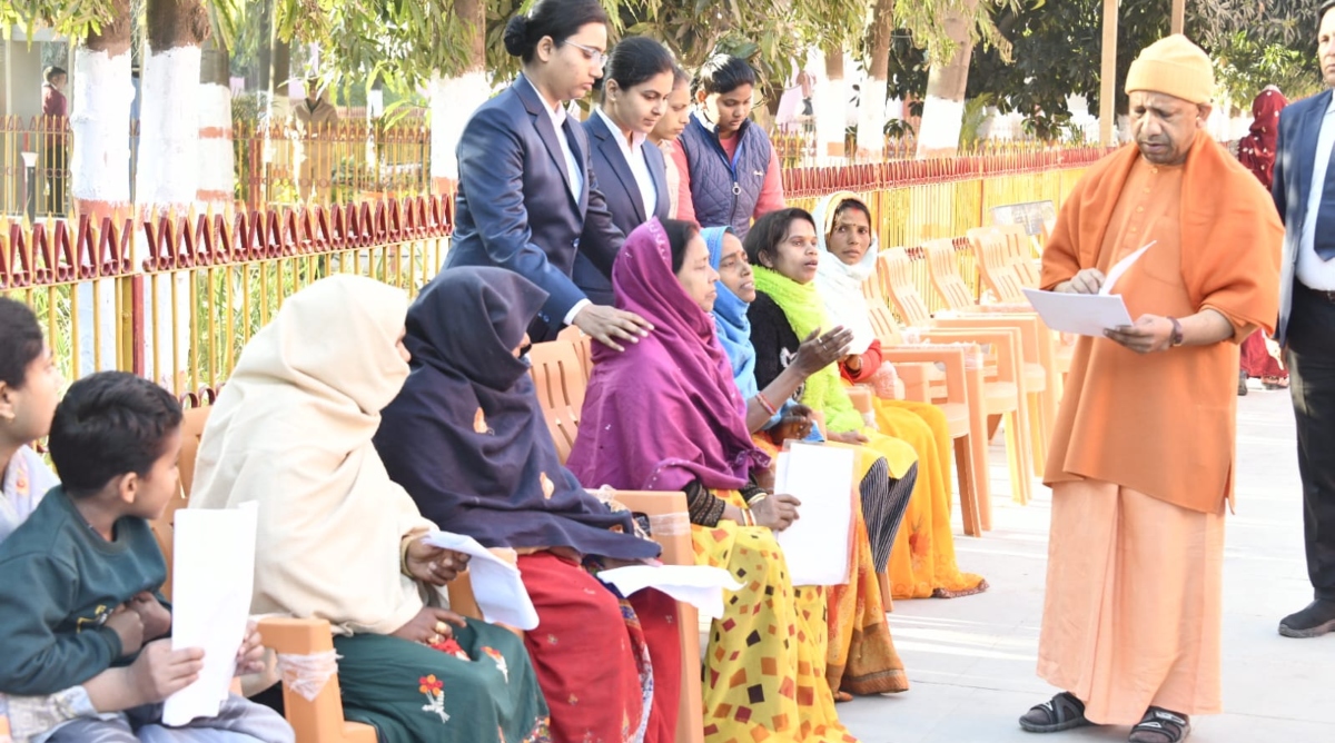 Photo of UP: जनता दर्शन में सीएम योगी ने सुनीं 500 लोगों की समस्याएं, अधिकारियों को दिए निर्देश