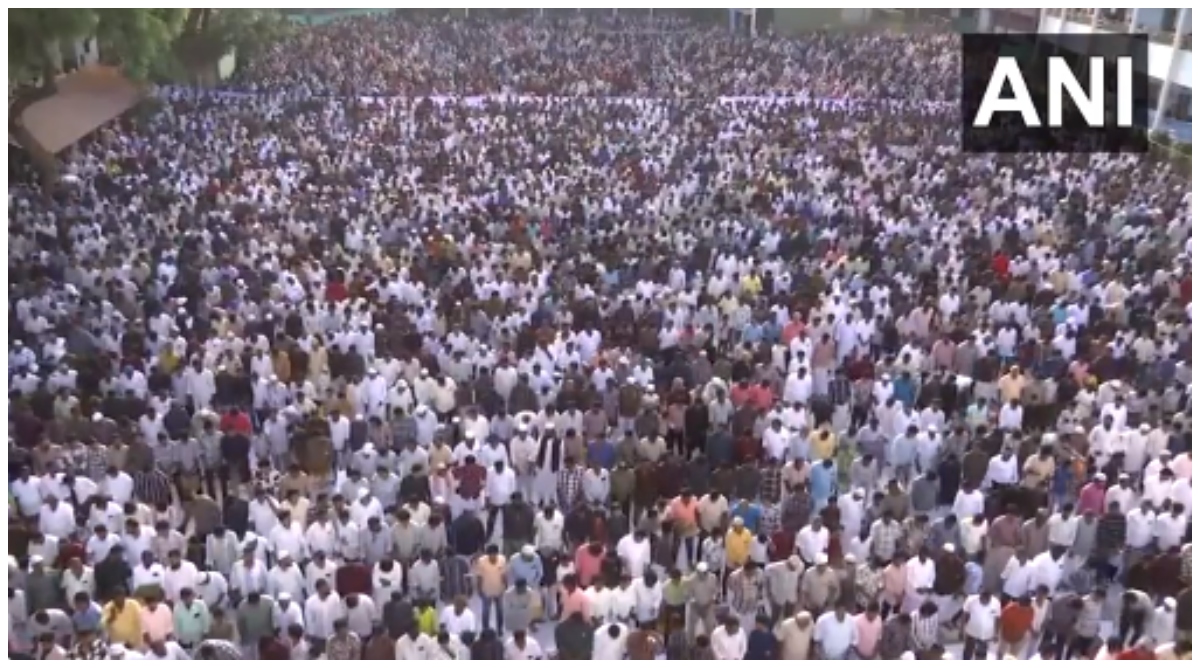 Photo of देश में धूमधाम से मनाई जा रही ‘Eid al-Fitr’, नमाज के बाद लोगों ने एक दूसरे को गले लगाकर दी शुभकामनाएं