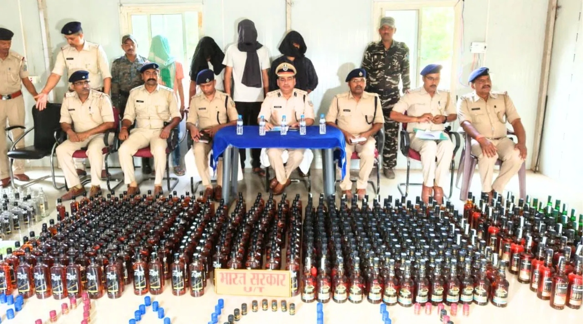 Photo of ब्रांडेड बोतलों में नकली शराब, पुलिस से बचने को ‘भारत सरकार’ लिखी प्लेट का इस्तेमाल