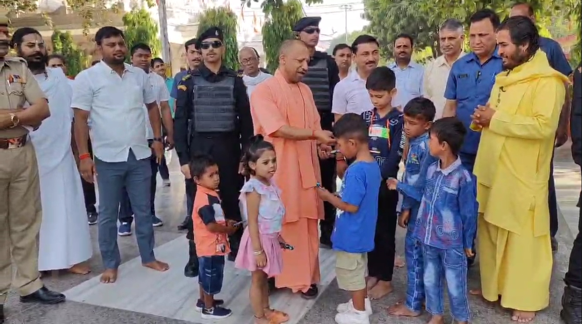 Photo of सीएम योगी ने बच्चों पर लुटाया प्यार, दिया आशीर्वाद- खूब पढ़ना, खूब आगे बढ़ना