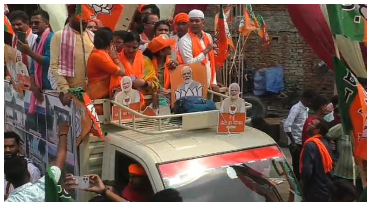 Photo of Azamgarh: BJP उम्मीदवार निरहुआ के समर्थन में रोड शो में अपर्णा यादव समेत कई भोजपुरी स्टार हुए शामिल