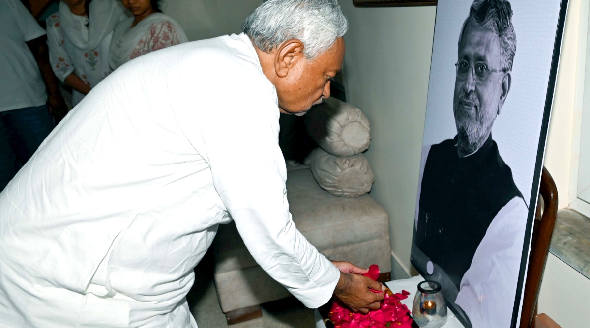 Photo of सुशील कुमार मोदी के आवास पर पहुंचे सीएम नीतीश कुमार, शोकाकुल परिवार को दी सांत्वना