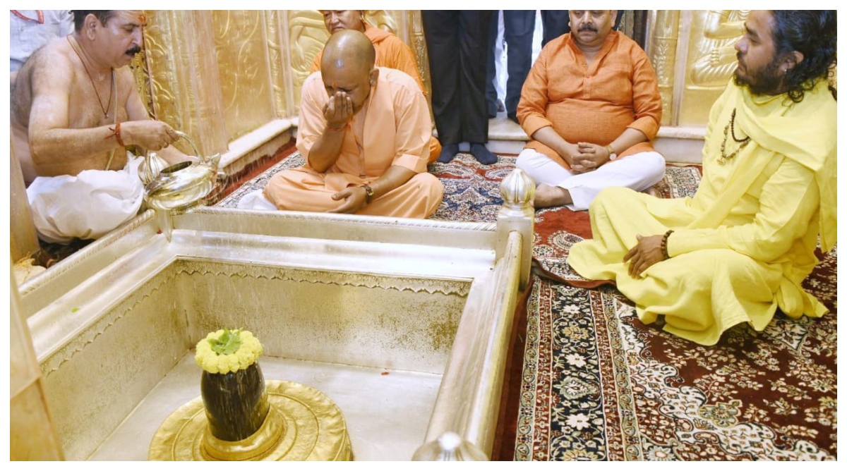 Photo of काशी दौरे का दूसरा दिन, CM योगी ने काल भैरव व काशी विश्वनाथ मंदिर में लिया आशीर्वाद