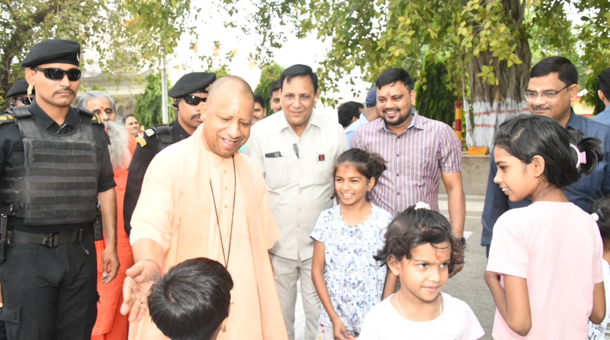 Photo of गुरु के आशीर्वाद, गायों की सेवा, बच्चों को दुलार से शुरू हुई CM योगी की दिनचर्या