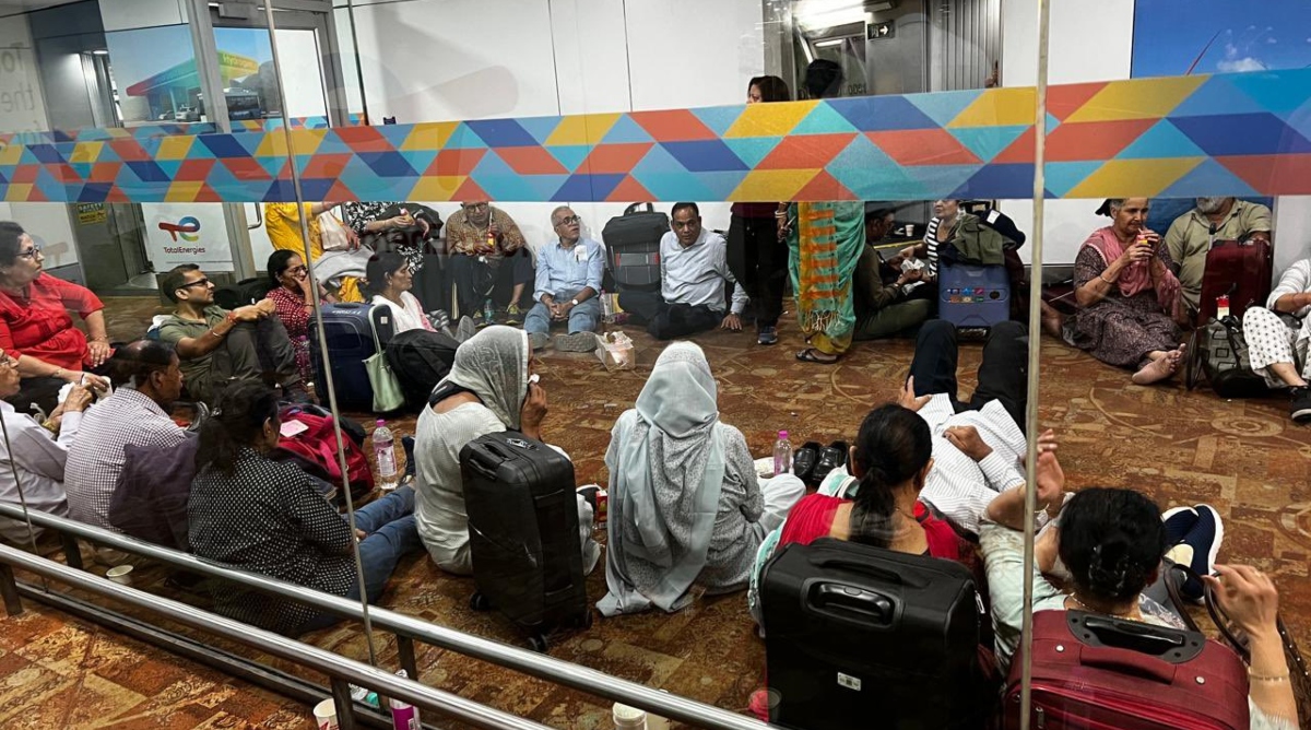 Photo of 20 घंटे से अधिक लेट हुई फ्लाइट, बिना AC के प्लेन में बैठाया, कई यात्री हुए बेहोश