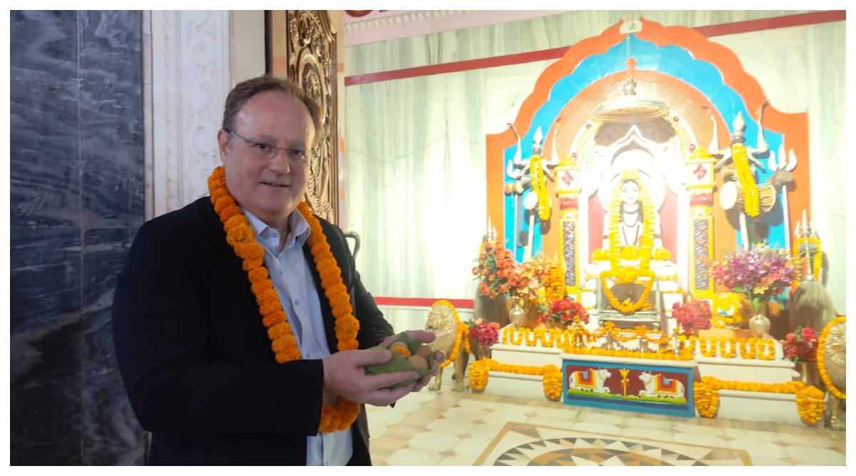 Photo of फ्रांस के राजनयिक लॉरेंट त्रिपोने ने किया गुरु गोरखनाथ का दर्शन-पूजन