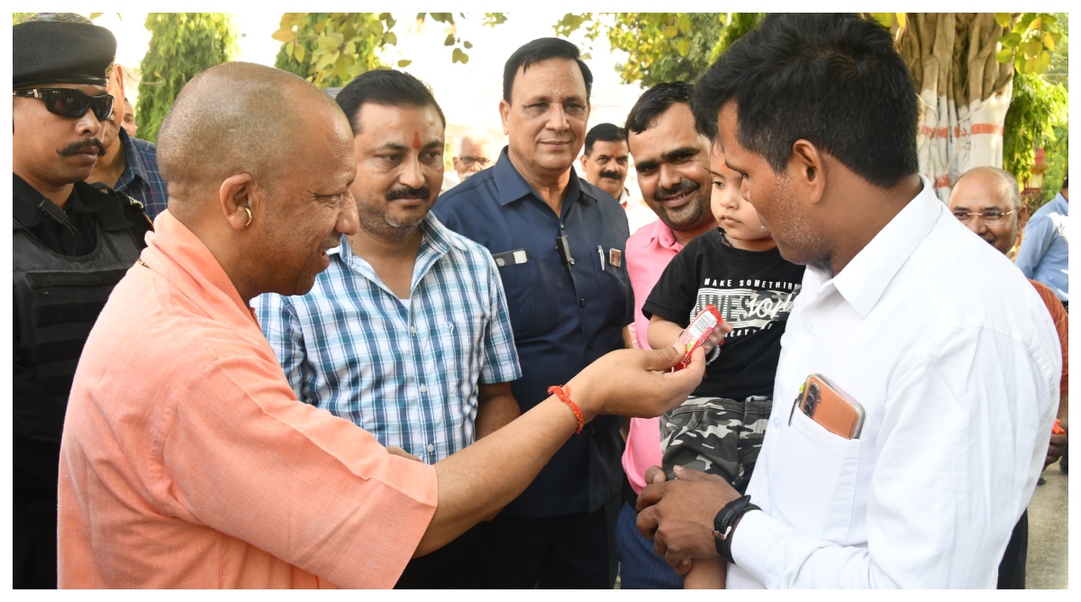 Photo of Gorakhpur: अभिभावक के रूप में CM योगी ने दिया आशीर्वाद, दोस्त बन गिफ्ट की चॉकलेट