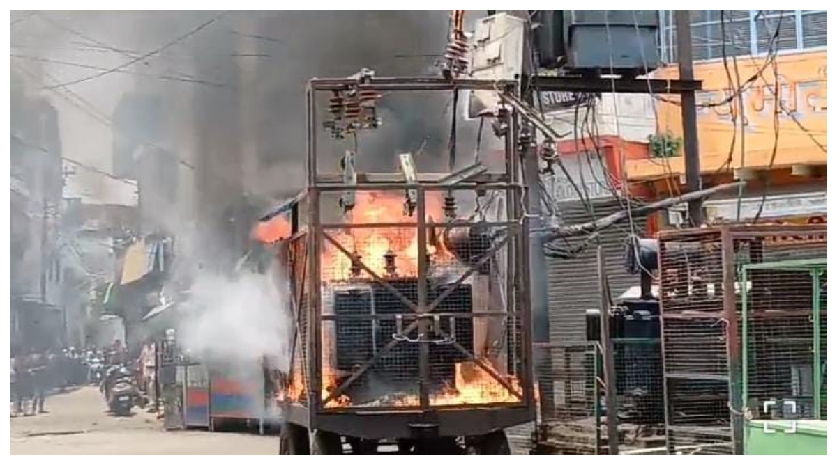 Photo of Kasganj: ओवरलोड ट्रांसफार्मर में लगी भीषण आग, दमकल कर्मियों ने कड़ी मशक्कत के बाद आग पर पाया काबू