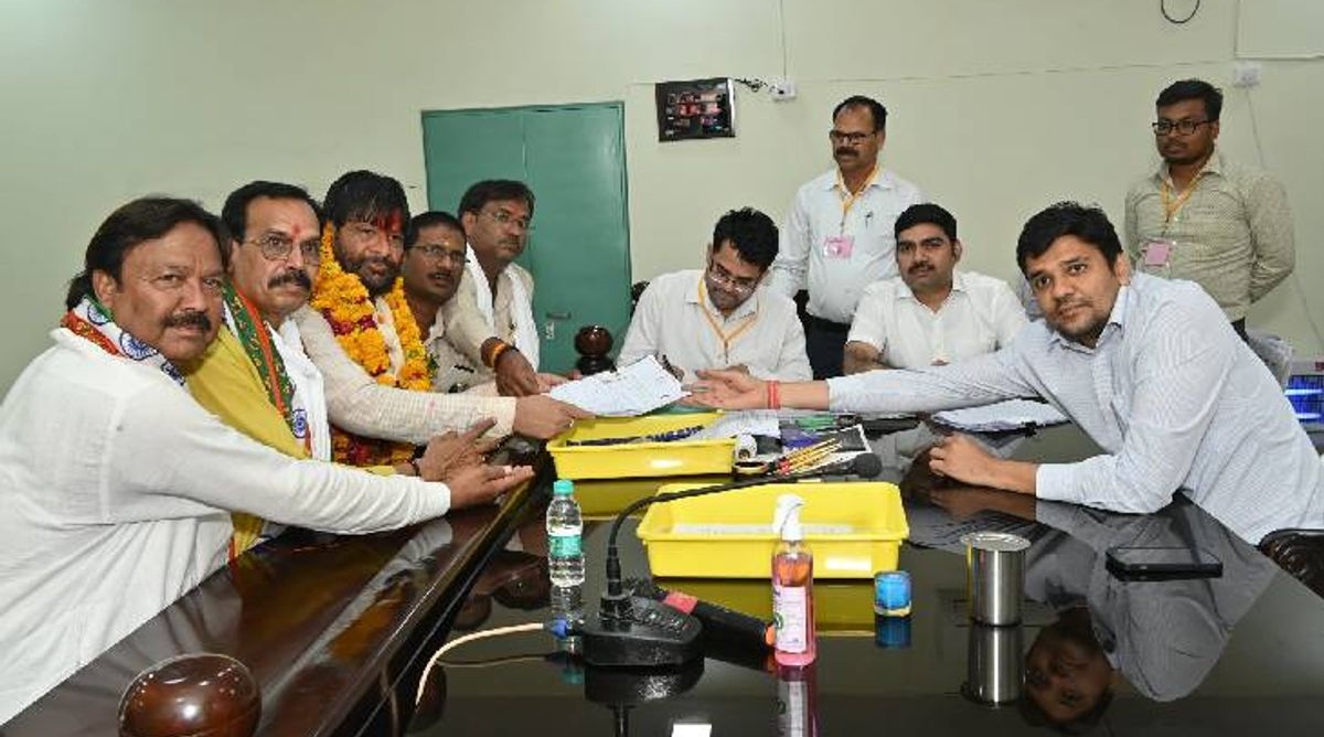 Photo of झांसी से कांग्रेस उम्मीदवार प्रदीप जैन ने दाखिल किया नामांकन, पूर्व सांसद चंद्रपाल सिंह यादव रहे मौजूद