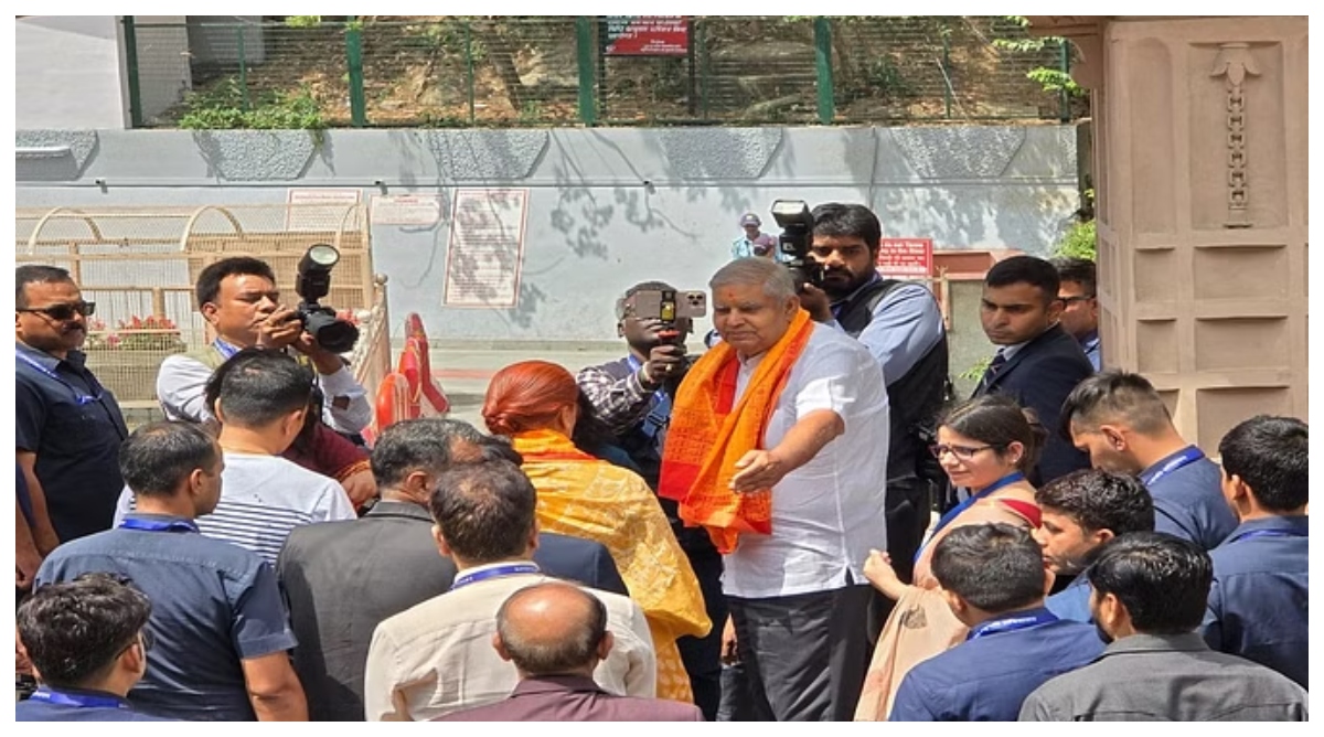 Photo of Nainital: कैंची धाम पहुंचे उपराष्ट्रपति जगदीप धनखड़, नीम करोली बाबा महाराज मंदिर में की पूजा-अर्चना