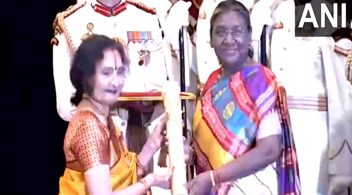 Photo of Padma Award 2024: SC की पहली महिला जज दिवंगत फातिमा बीवी समेत इन हस्तियों को मिला पद्म विभूषण, राष्ट्रपति मुर्मू ने किया सम्मानित