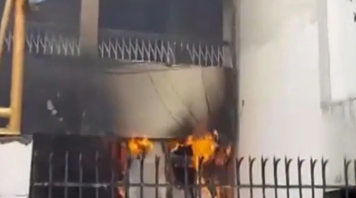 Photo of Patna: स्कूल के गटर में मिला मासूम बच्चे का शव, गुस्साए लोगों ने स्कूल में लगाई आग
