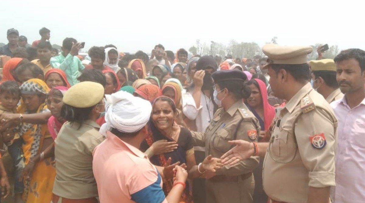 Photo of UP: महराजगंज में बड़ा हादसा, ईंट भट्ठे की दीवार गिरने से एक मजदूर की मौत, 3 घायल