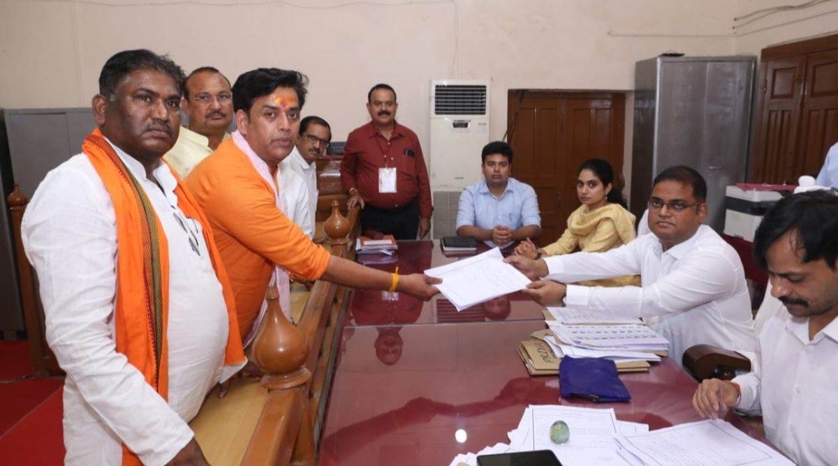 Photo of UP Lok Sabha Election: BJP उम्मीदवार रवि किशन ने गोरखपुर लोकसभा सीट से किया नामांकन, बोले- पिछली बार के सभी रिकॉर्ड टूटेंगे