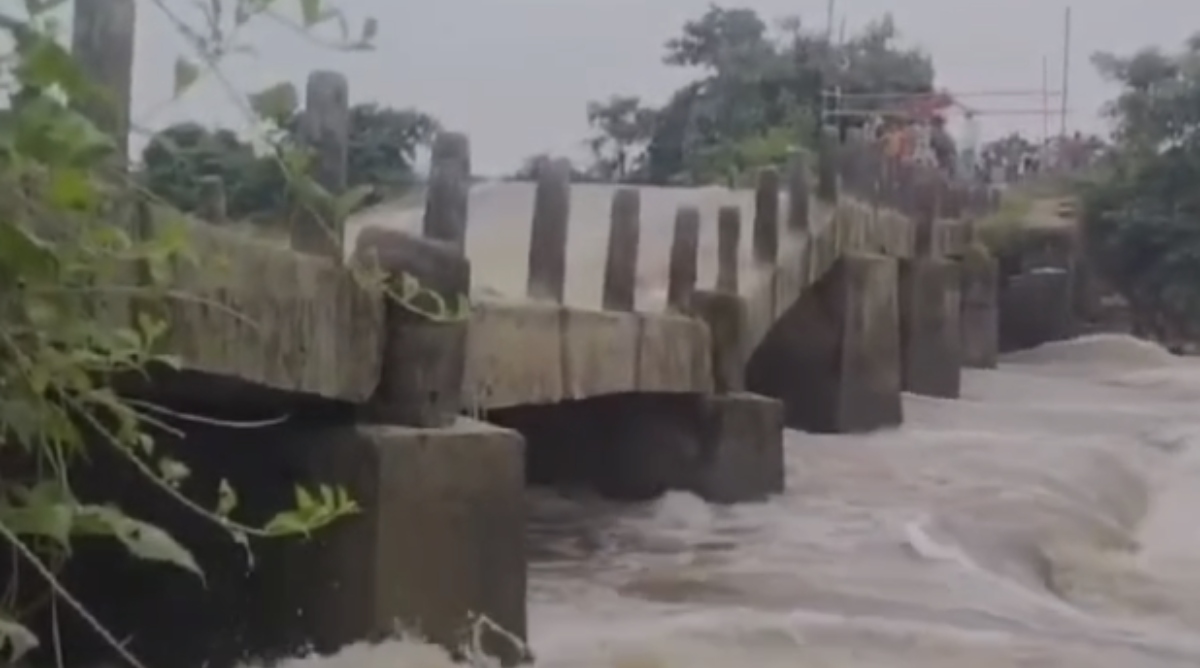 Photo of Bihar : अब किशनगंज में कनकई नदी पर बने पुल का एक पाया धंसा