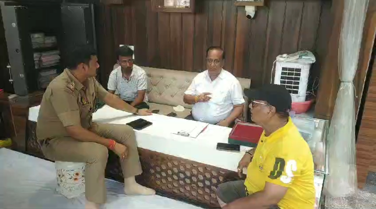 Photo of UP : चकमा देकर ज्वैलर्स की दुकान से उड़ाए पांच लाख के आभूषण, सीसीटीवी कैमरे में कैद हुई वारदात