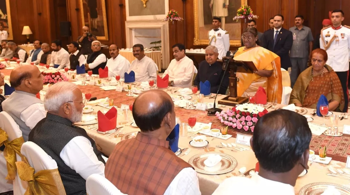 Photo of मोदी कैबिनेट के लिए राष्ट्रपति भवन में रात्रिभोज का हुआ आयोजन, मेज पर दिखा कुछ ऐसा नजारा