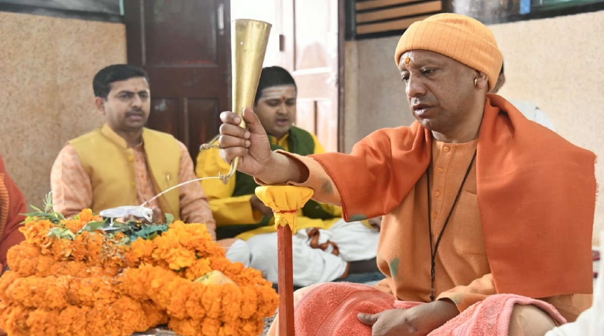 Photo of UP: CM योगी ने रुद्राभिषेक और गोसेवा कर बटोरा पुण्य, बजरंगबली के दरबार में की मंगल कामना
