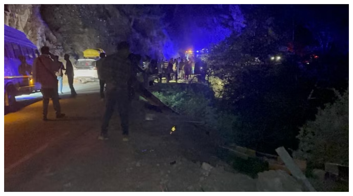 Photo of Uttarakhand: उत्तरकाशी में बड़ा हादसा, श्रद्धालुओं से भरी बस खाई में गिरी, 3 महिलाओं की मौत, 26 घायल