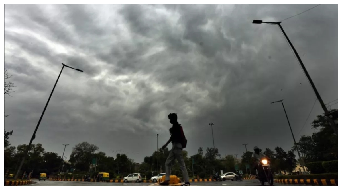 Photo of Weather Update: दिल्ली-NCR में अगले कुछ घंटों में बारिश के आसार, UP-बिहार समेत इन 10 राज्यों में भी होगी बारिश