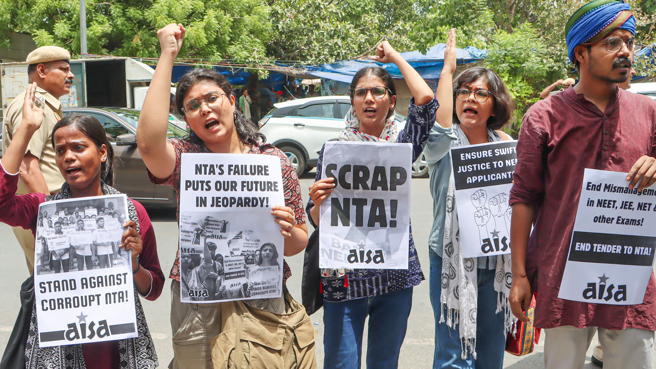 Photo of NEET 2024 : नीट पेपर लीक को लेकर महाराष्ट्र में दो लोगों की हुई गिरफ्तारी, दोनों पेशे से शिक्षक