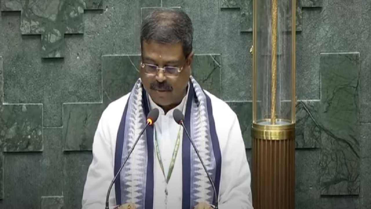 Photo of Parliament Session: शपथ के लिए उठे धर्मेंद्र प्रधान, विपक्ष ने लगाए नीट – नीट के नारे