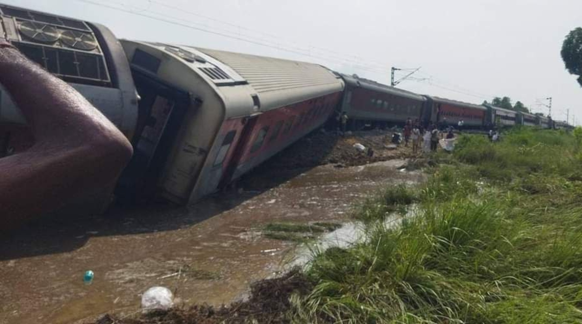 Photo of यूपी के गोंडा में डिब्रूगढ़ एक्सप्रेस के कोच पलटे, चार यात्रियों की मौत, कई घायल