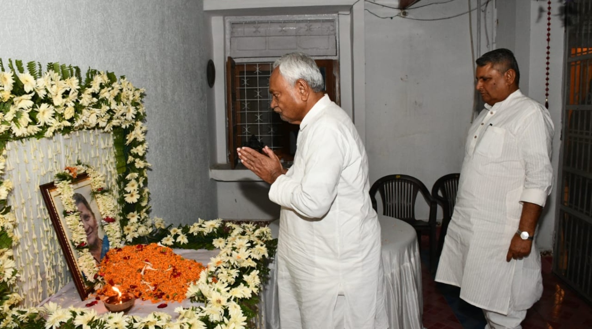 Photo of उद्योग विभाग के अपर मुख्य सचिव संदीप पौण्ड्रीक की माँ के श्राद्धकर्म में शामिल हुए CM नीतीश