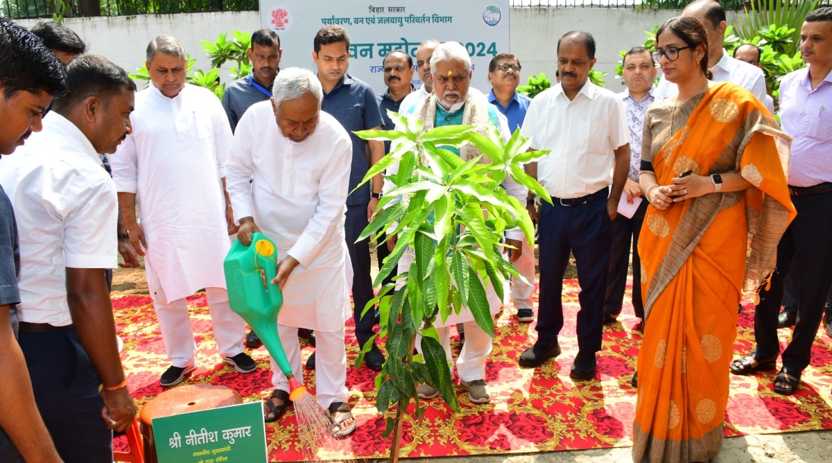 Photo of CM नीतीश ने पौधारोपण कर राज्यस्तरीय वन महोत्सव-2024 का किया शुभारंभ