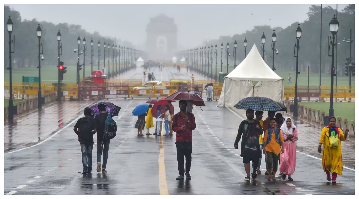 Photo of Delhi Weather: राजधानी दिल्ली में बदला मौसम का मिजाज, आज दोपहर हुई झमाझम बारिश