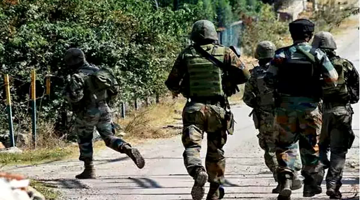 Photo of भारतीय सेना और आतंकवादियों के बीच मुठभेड़ जारी, चार आतंकी मार गिराए, एक जवान भी शहीद