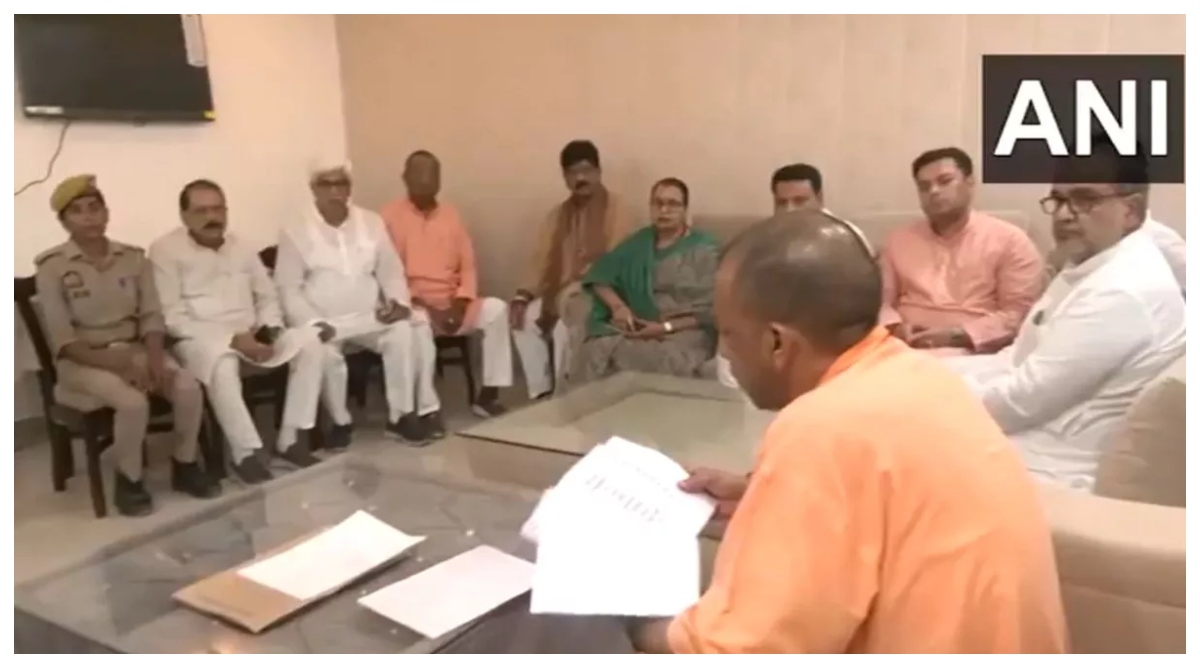 Photo of Hathras Stampede: CM योगी पहुंचे हाथरस, सर्कि‍ट हाउस में लिया हालात का जायजा, घायलों से करेंगे मुलाकात