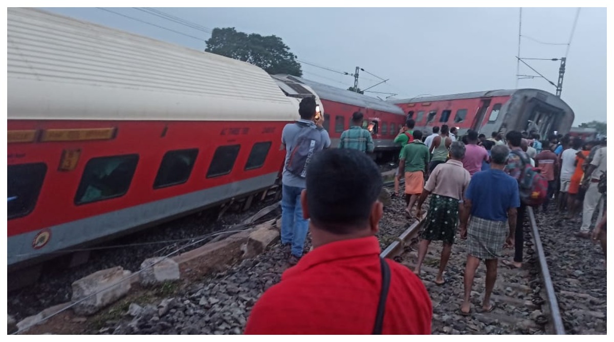 Photo of हावड़ा से मुंबई जा रही ट्रेन के 18 डिब्बे पटरी से उतरे, 2 की मौत, 6 घायल, बचाव अभियान जारी