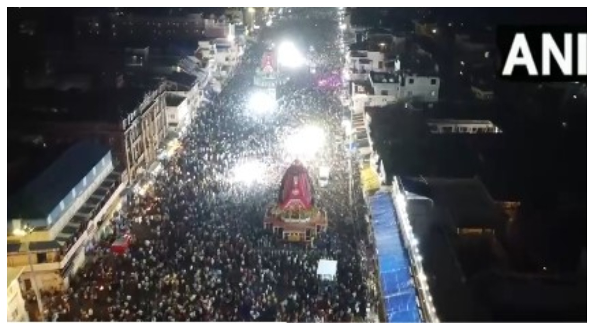 Photo of पुरी में सूर्यास्त के बाद रुकी रथयात्रा, कल सुबह 9 बजे के बाद फिर खींचे जाएंगे रथ